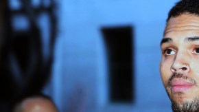 Ya hace un tiempo, el cantante, para obtener su libertad, realizó un pago de cinco millones de libras al tribunal, aunque pasó cinco días bajo arresto.  (AP Photo/Nick Ut, file)